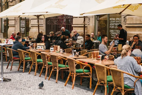 Prag, 25 Eylül 2017: Yerel çek gıda ile popüler bir restoran. Ziyaret edenler masa oturup.