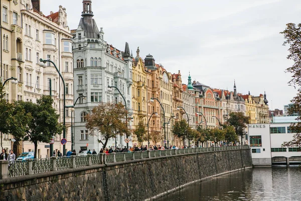 Praga, 23 de septiembre de 2017: Hermosa vista de la arquitectura de Praga en la República Checa. Muelle cerca del río Moldava . — Foto de Stock