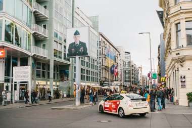 Berlin, 1 Ekim 2017: Checkpoint Charlie - Berlin Friedrichstrasse üzerinde sınır kontrol noktası