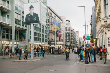 Berlin, 1 Ekim 2017: Checkpoint Charlie - Berlin Friedrichstrasse üzerinde sınır kontrol noktası