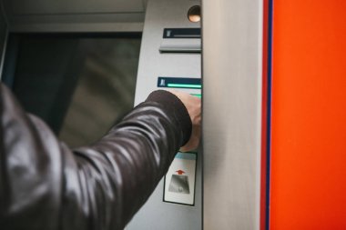 Turist para--dan Atm daha fazla seyahat için fazla çekiyor. Bir kartı kapmak Atm. finans, kredi kartı, para çekilmesi. Yolculuk. Tatil.