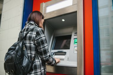 Turist daha fazla seyahat için ATM 'den para çekiyor. Finans, kredi kartı, para çekme. Yaşam tarzı. Yolculuk. Tatil.
