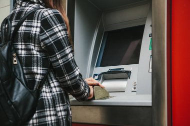 Turist daha fazla seyahat için ATM 'den para çekiyor. Finans, kredi kartı, para çekme. Yaşam tarzı. Yolculuk. Tatil.