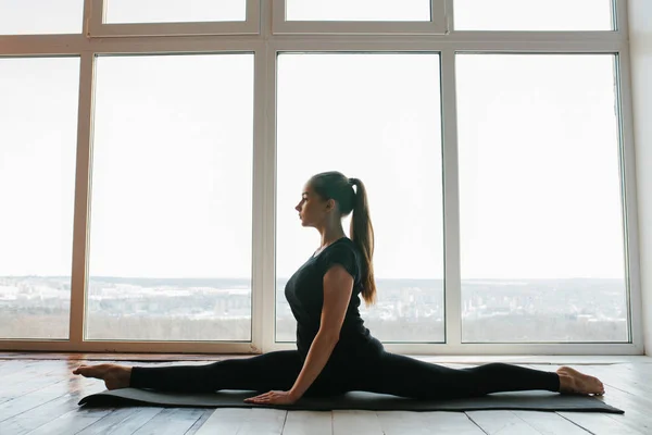 Jeune belle femme pratiquant le yoga et le gymnastique. Concept bien-être. Cours de sport individuel . — Photo