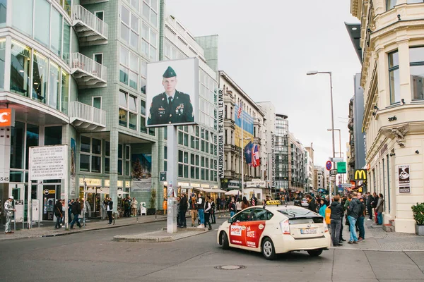 Berlin, 1 Ekim 2017: Checkpoint Charlie - Berlin Friedrichstrasse üzerinde sınır kontrol noktası