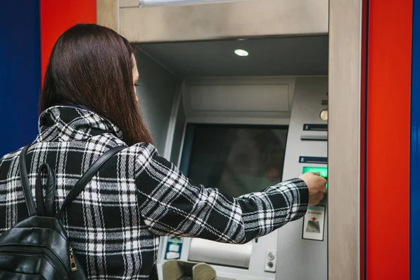 Turist daha fazla seyahat için ATM 'den para çekiyor. Finans, kredi kartı, para çekme. Yaşam tarzı. Yolculuk. Tatil.