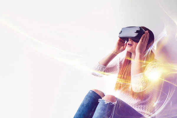 Молодая красивая женщина в очках виртуальной реальности увидела нечто удивительное. Современные технологии . — стоковое фото