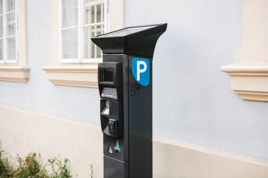 Araba park için ödemek için bir güneş pili ile modern bir terminal. Günlük yaşamda modern teknoloji.