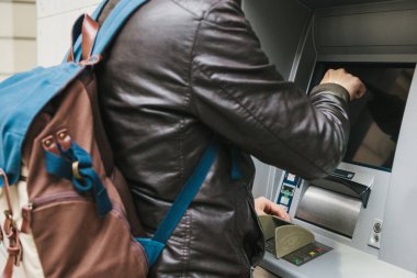 Turist para--dan Atm daha fazla seyahat için fazla çekiyor. Finans, kredi kartı, para çekilmesi. Yolculuk. Tatil.