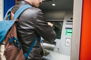 Turist para--dan Atm daha fazla seyahat için fazla çekiyor. Finans, kredi kartı, para çekilmesi. Yolculuk. Tatil.