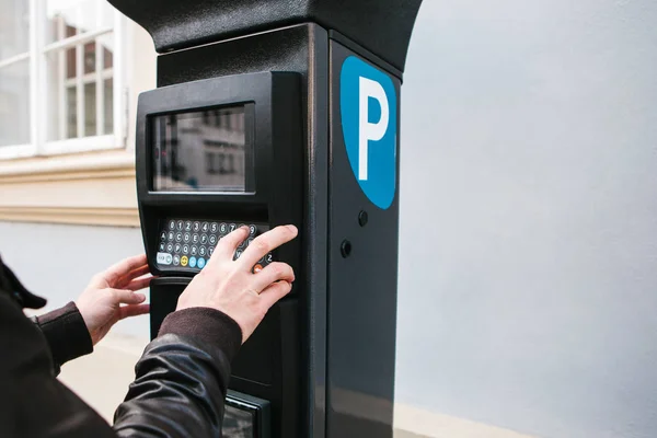 Una moderna terminal para pagar el aparcamiento. La persona presiona los botones y paga por el estacionamiento. Tecnología moderna en la vida cotidiana . — Foto de Stock