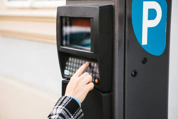 Ein modernes Terminal für das Bezahlen von Parkplätzen. die Person drückt die Tasten und bezahlt das Parken. Moderne Technik im Alltag. — Stockfoto