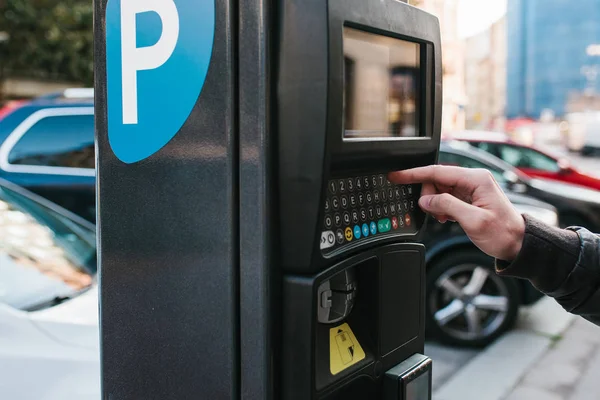 Una moderna terminal para pagar el aparcamiento. La persona presiona los botones y paga por el estacionamiento. Tecnología moderna en la vida cotidiana . — Foto de Stock