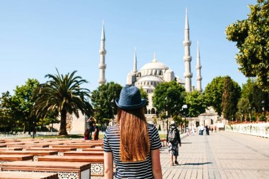 Sultanahmet Meydanı'nda arka ünlü Camii yanındaki şapkalı bir genç kız Gezgin Sultanahmet Istanbul, Türkiye'de denilen.