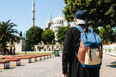 Sultanahmet Camii yanındaki bir sırt çantası ile bir beyzbol şapkalı bir adam Istanbul'da ünlü bir görüntüdür. Gezi.