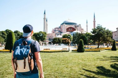 Bir seyahat adam yakınındaki ünlü Aya Sofya cami Türkiye'de Istanbul'da Sultanahmet Meydanı'nda bir sırt çantası ile. Gezi.