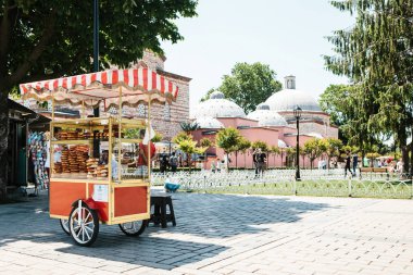 Istanbul, 14 Haziran 2017: Simit denilen geleneksel bir simit satışı. Türk sokak gıda.