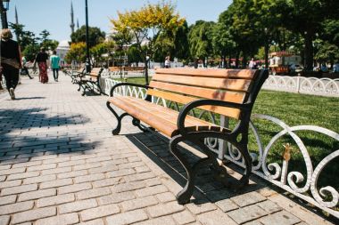 Arka plan ağaç sokakları ile güneşli Park banklar. Istanbul'da Sultanahmet Meydanı. Kamusal alan.