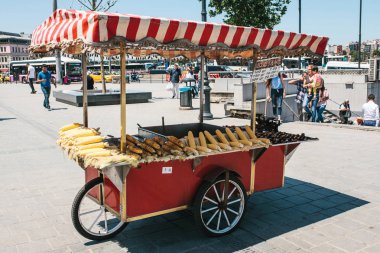 Istanbul, 14 Haziran 2017: Simit denilen geleneksel bir simit satışı. Türk sokak gıda.