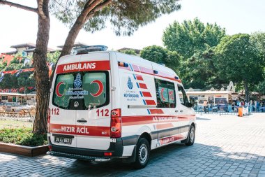 Istanbul, 15 Haziran 2017: Semt Sultanahmet Meydanı'nda cadde üzerinde bir ambulans. Acil yardım. Ambulans Servisi 112.
