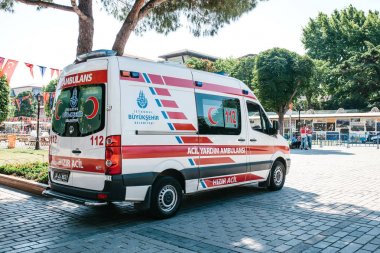 Istanbul, 15 Haziran 2017: Semt Sultanahmet Meydanı'nda cadde üzerinde bir ambulans. Acil yardım. Ambulans Servisi 112.