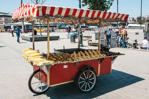 Istanbul, 14 Haziran 2017: Simit denilen geleneksel bir simit satışı. Türk sokak gıda.