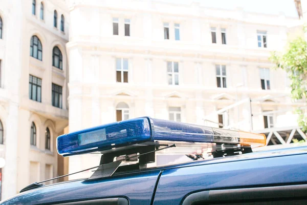 Parte do carro da polícia é uma sirene no fundo dos edifícios. Foto conceitual da proteção da ordem pública, representantes do poder, proteção da população contra o crime. Autoridades . — Fotografia de Stock