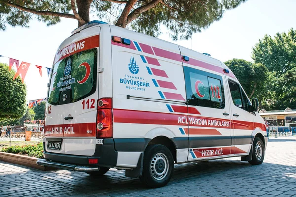 Istanbul, 15 Haziran 2017: Semt Sultanahmet Meydanı'nda cadde üzerinde bir ambulans. Acil yardım. Ambulans Servisi 112.