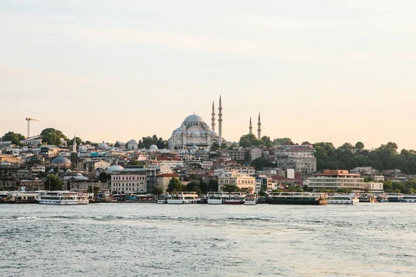 Una hermosa vista de la Mezquita Azul también se llama Sultanahmet en la parte europea de Estambul. Vista desde el Bósforo. Turquía . — Foto de Stock