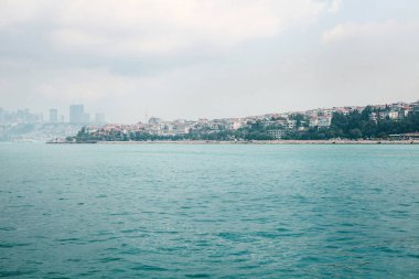 Güzel mavi boğaz ve gökyüzü karşı Istanbul'ın Avrupa kısmı şaşırtıcı görünümü. Türkiye'nin seyahat.