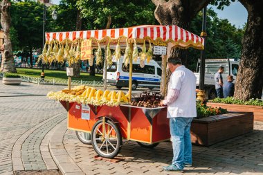 Istanbul, 14 Haziran 2017: Simit denilen geleneksel bir simit satışı. Türk sokak gıda.