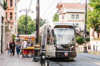 Istanbul, 15 Haziran 2017: Modern Türk Cross'taki metro tren ve tramvay