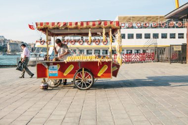 Istanbul, 14 Haziran 2017: Simit denilen geleneksel bir simit satışı. Türk sokak gıda.