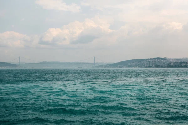 在伊斯坦布尔的城市, 桥梁和博斯普鲁斯海峡的惊人的看法。周游土耳其. — 图库照片