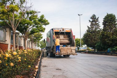 Istanbul, 14 Haziran 2017: Çöp toplama caddenin Kadıköy bölgesinde şehrin Asya bölümünde.