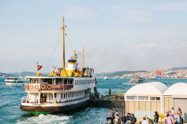 Istanbul, 15 Haziran 2017: Yerel halk ve turistler tarafından deniz yoluyla Istanbul'da Boğaz'ın ulaşım. Doğa Manzaralı panoramik görünümü. Seyahat, dinlenme, tatil.