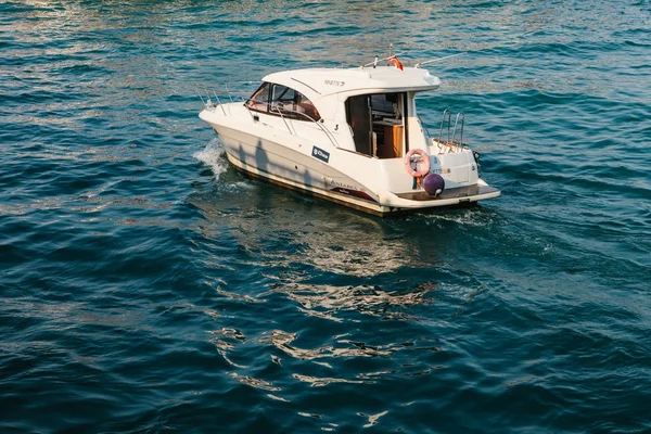Стамбул, 15 червня 2017: A швидкості човен вітрила вздовж блакитна вода на протоку Босфор. — стокове фото