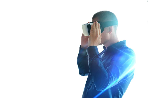 Młody człowiek w okularach wirtualnej rzeczywistości. Nowoczesne technologie. Koncepcja przyszłej technologii. — Zdjęcie stockowe