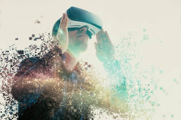 Osoby w okularach wirtualnego leci do pikseli. Człowiek z okulary wirtualnej rzeczywistości. Koncepcja przyszłych technologii. Nowoczesne technologie przetwarzania obrazu. Fragmentowany przez pikseli. — Zdjęcie stockowe