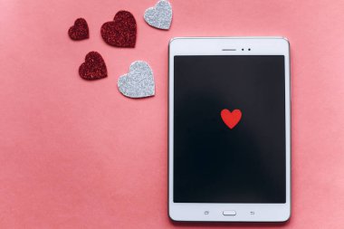 Üstten Görünüm. Tablet ekranında kırmızı kalp.