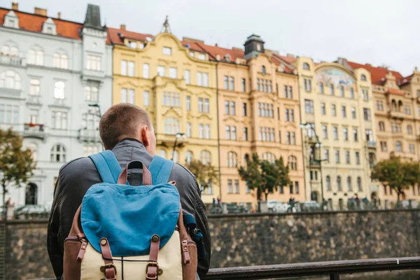 A tourist with a backpack on the backdrop of the old architecture in Prague in the Czech Republic. Travel, tourism — Stock Photo, Image