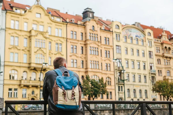 Turistický batoh na pozadí staré architektury v Praze v České republice. Cestování, Turistika — Stock fotografie