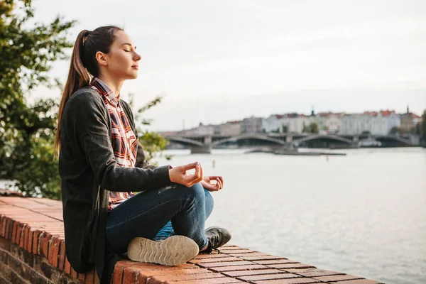 Tineri fată frumoasă practicând yoga și meditație . — Fotografie, imagine de stoc