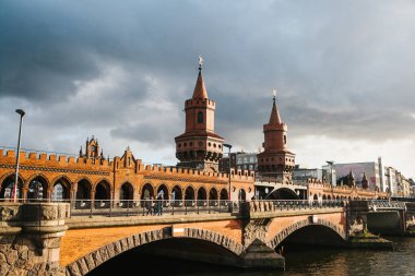 Berlin, 03 Ekim 2017: Oberbaum köprüdür bir Berlin-kentin yerlerinden biri olarak kabul Spree Nehri,.