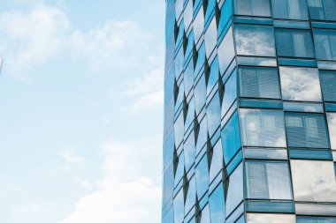 Güzel modern futuristik binada görünümünü. İş kavramı başarılı endüstriyel mimari.