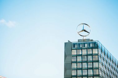 Berlin, 03 Ekim 2017: Mercedes Benz sembol uluslararası mühendislik şirketi Mercedes Benz Merkez binanın çatısında.