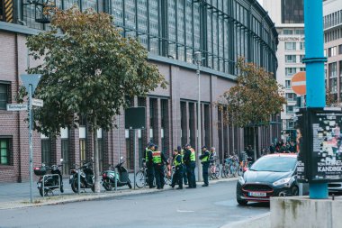 Berlin, 2 Ekim 2017: Polis grubu. Şehrin sokaklarında polis varlığı. Vatandaşların korunması ve kamu düzeninin korunması. Kanun ve düzen.