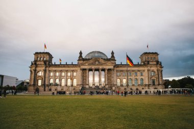 Reichstag Federal Eyalet Meclisi Binası yapıdır. Reichstag Binası Berlins turistik biridir.