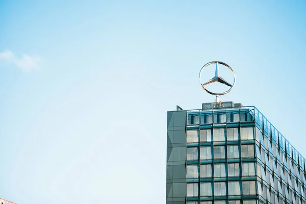 Βερολίνο, 03 Οκτωβρίου 2017: το σύμβολο της Mercedes Benz στην οροφή του κτιρίου κεντρικών γραφείων της διεθνούς εταιρείας εφαρμοσμένης μηχανικής Mercedes Benz. — Φωτογραφία Αρχείου