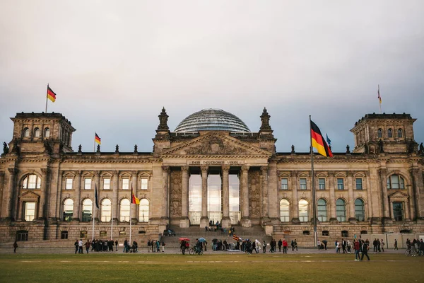 Byggnaden av Reichstag är byggnaden av staten församling av Bundestagen. Riksdagshuset är en av Berlins turistattraktioner. — Stockfoto